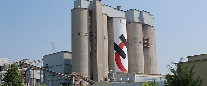 Работник е пострадал при инцидент в завода за цимент на