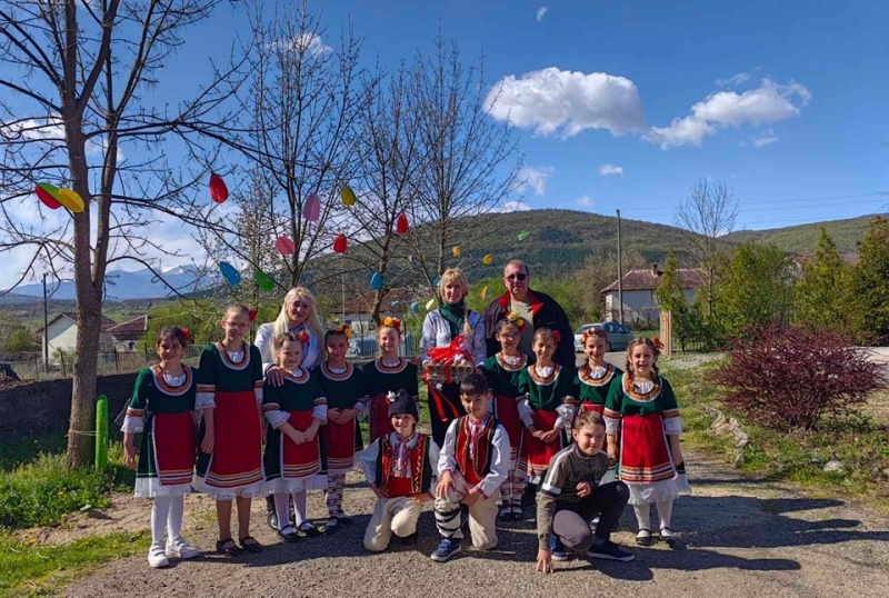 Децата от фолклорен клуб Танцувай за здраве Берковица зарадваха болни и