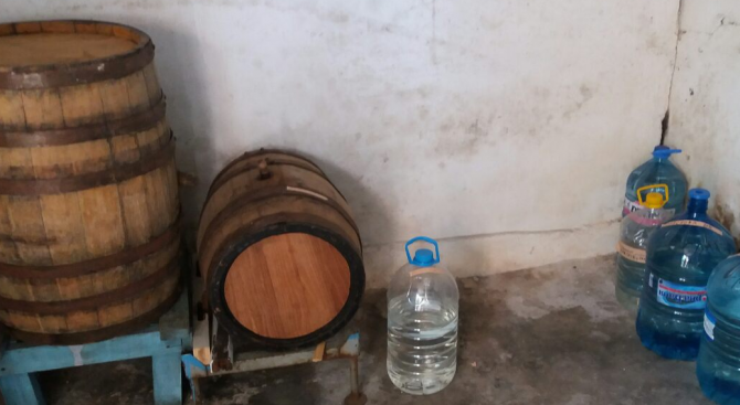 Полицията иззе 135 литра етилов алкохол с неясно качество, без
