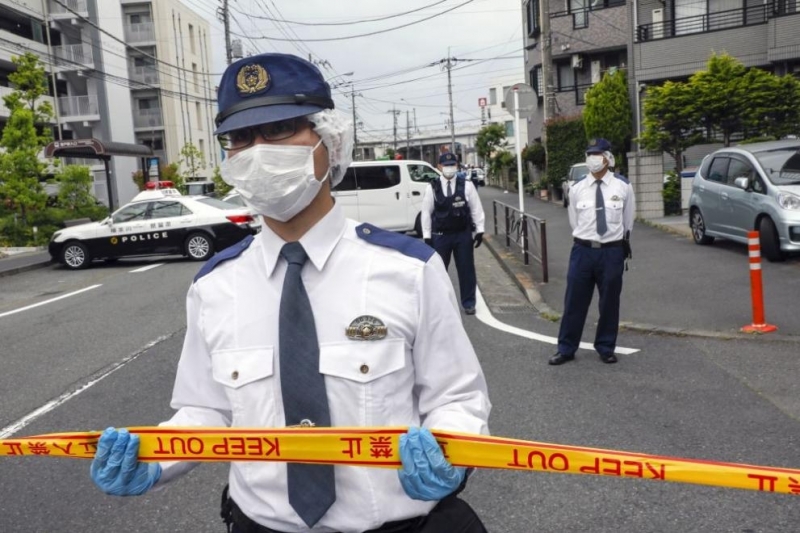 Мъж нападна с нож хора на железопътна гара в Токио,