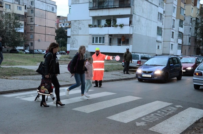 На три възлови пешеходните пътеки пред видински училища служители на