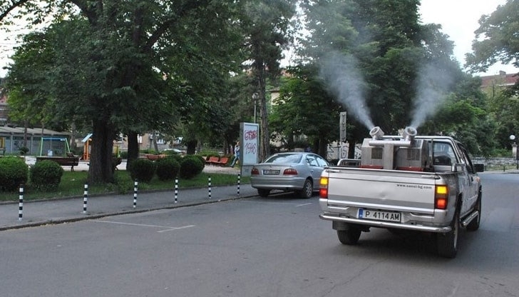 Пръскат срещу комари в община Борован съобщиха от местната администрация От