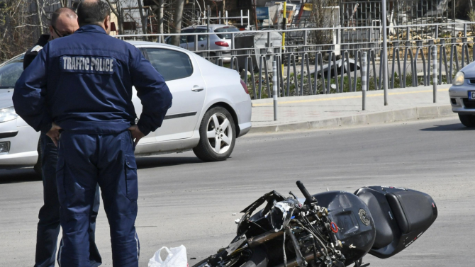 Неправоспособен младеж е блъснал с мотора си пешеходец в Берковица,