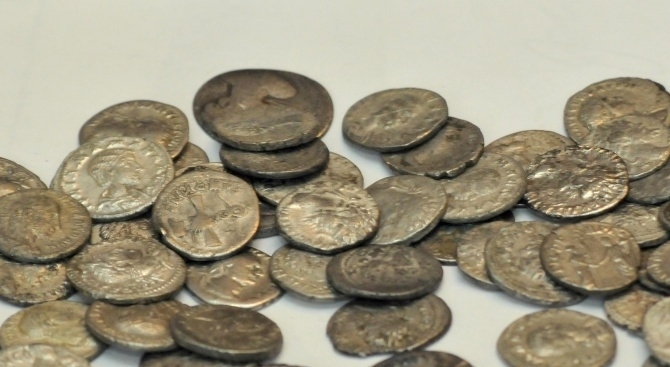 Старинни монети с кръгла форма били намерени по време на