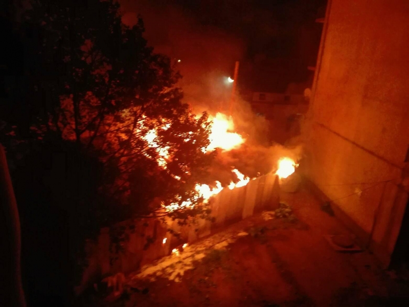 Със снимки на пожара изпепелил магазин за дрехи втора употреба в