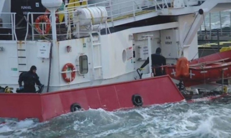 27 моряци са в неизвестност след като инженерен кораб с 30 членен