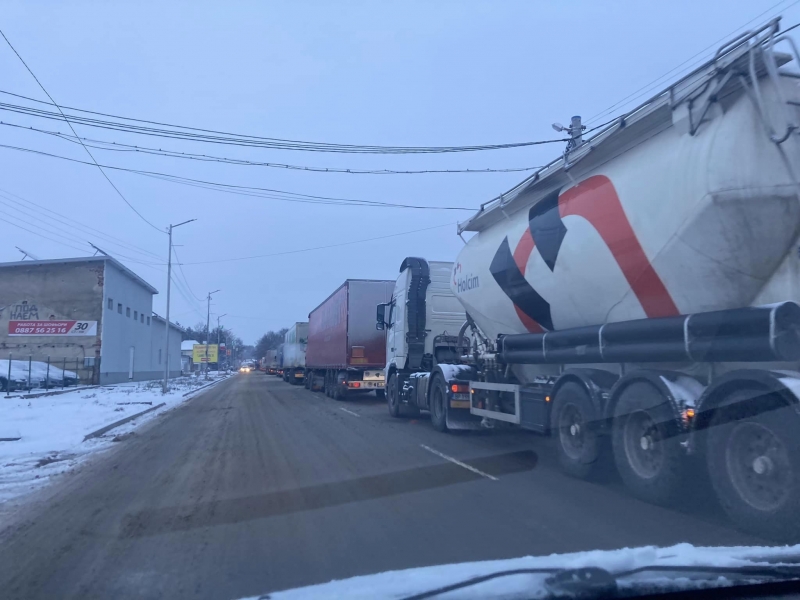 С падането на снега отново започнаха проблемите по пътищата във