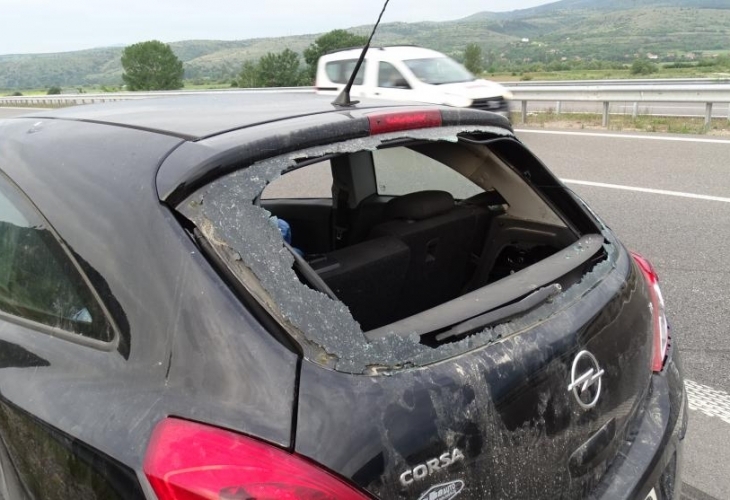 Жена водач на лек автомобил Опел Корса аварирал за гориво пострада