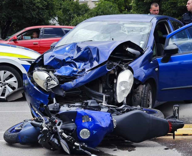 Моторист е пострадал при катастрофа в центъра на София Инцидентът