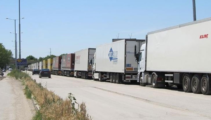 Засилен е трафикът на товарни автомобили на Дунав мост при Видин 10