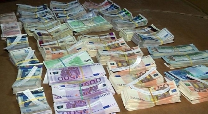 Митничари откриха контрабандна валута за близо 60 000 лв в