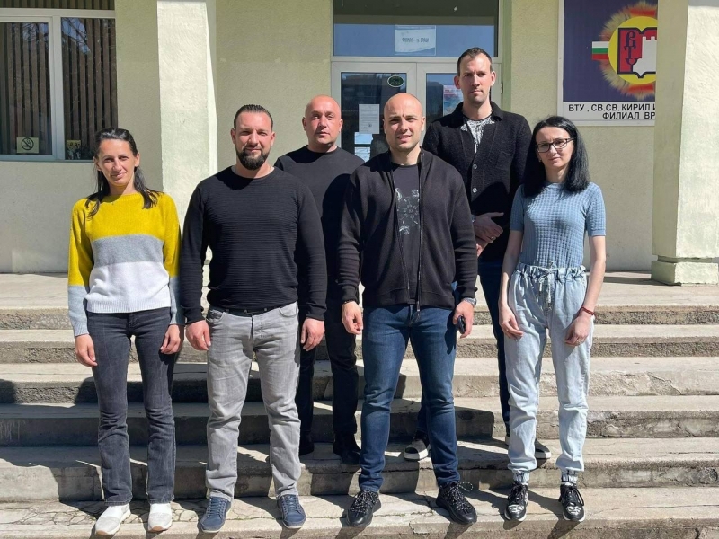 Мартин Харизанов и сдружение „Врачанофили“ осигуриха нови бюра за филиала на ВТУ „Св. св. Кирил и Методий“ във Враца /снимки/