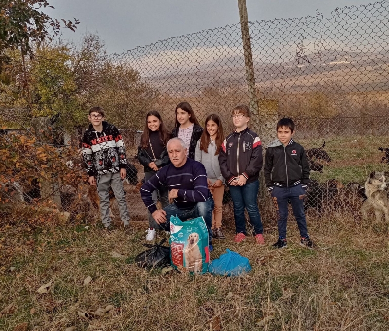 Деца от Игнатица подпомогнаха с храна приюта за бездомни кучета в Долна Кремена /снимки/