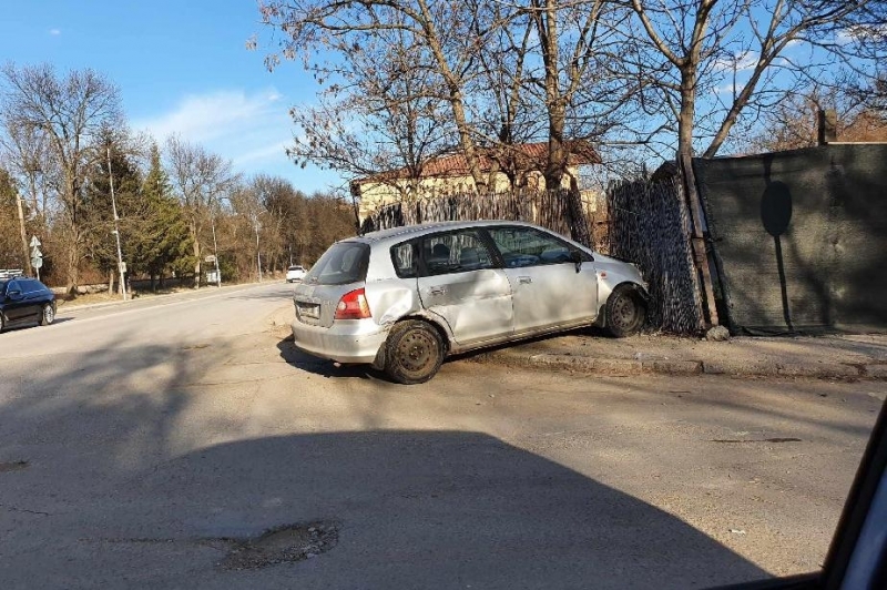Куриоз във Врачанско: Пиян шофьор отнесе ограда и заспа насред улицата, ченгета го събудиха