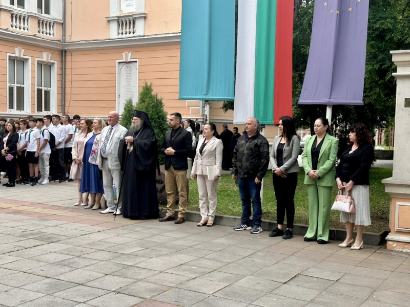 Училище “Христо Ботев” отбеляза патронния си празник /снимки/