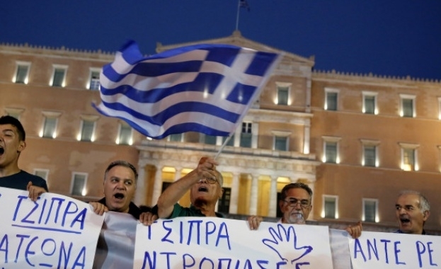 Седем от десет гърци казват че гледат негативно на сделката