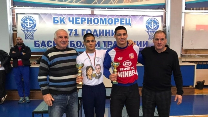 Състезателите на врачанския клуб по борба Ботев 93 започнаха с