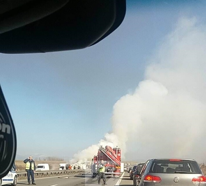 ТИР се обърна на 4 ти км на АМ Хемус