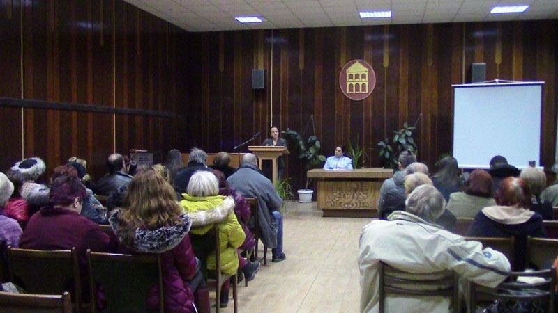 Писателката Силвия Томова представи в Лом най новия си исторически роман Грохот Срещата с авторката се проведе