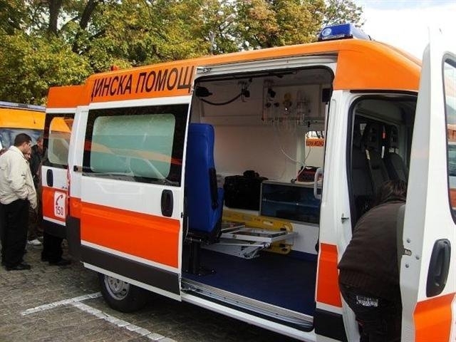 Възрастен човек е пострадал сериозно при нелеп инцидент с кола