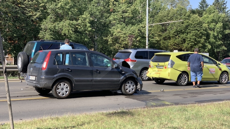 Катастрофа между три автомобила стана на бул Цариградско шосе предаде