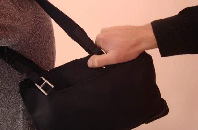 Крадци са свили дамската чанта на жена посетила ломската болница