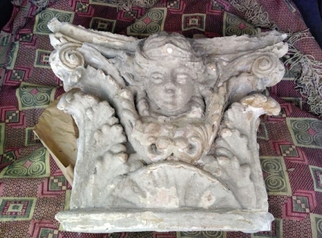 Архитектурен елемент от стара къща открит до кофа за боклук