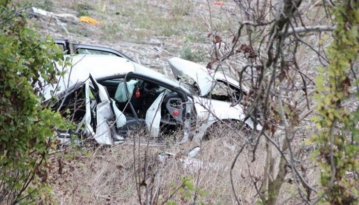 Шофьор загина след като колата му се преобърна в нива