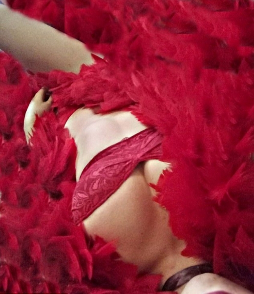 Бразилката Розали Пино предлага девствеността си на аукцион в отчаяна