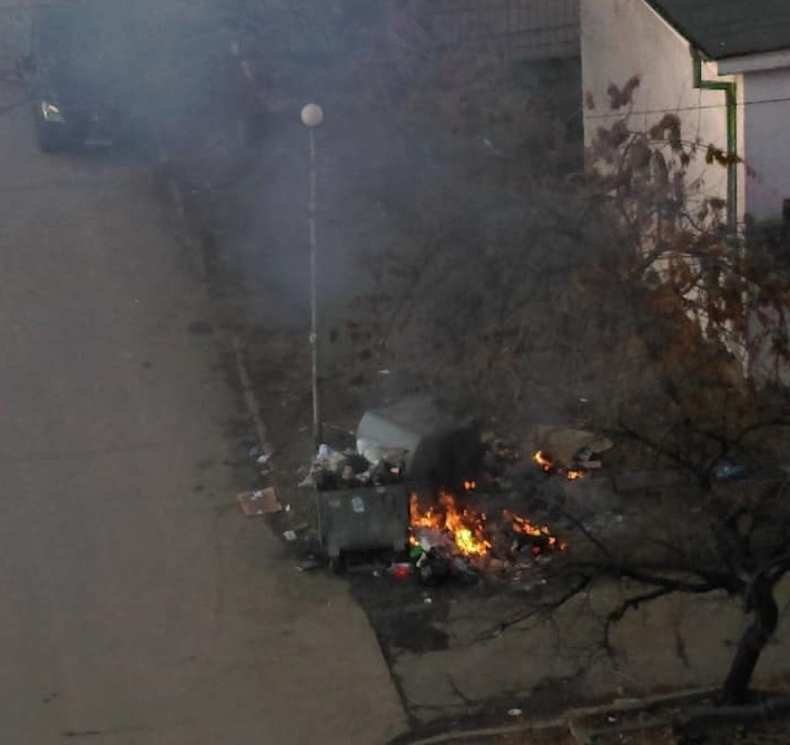Боклуци горяха тази сутрин в Монтана, научи агенция BulNews. Местни