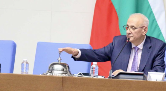 Първо заседание на 51-вия парламент: Ветеранът Силви Кирилов би първият звънец /на живо/