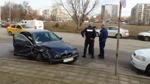 19 годишен шофьор не е успял да вземе завой и е