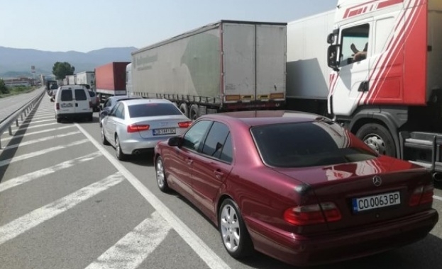 Огромна опашка от тежкотоварни камиони се е образувала на път