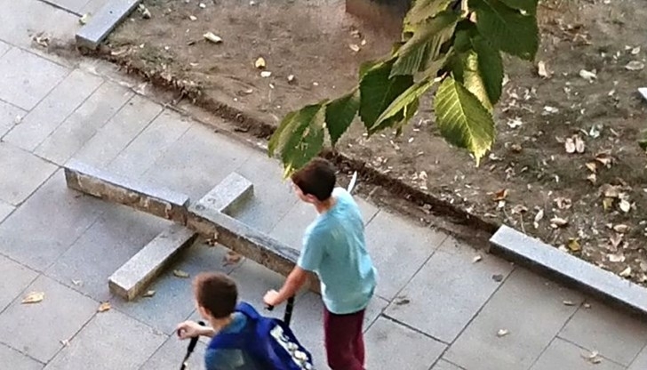Хлапак е разрушил новоремонтиран тротоар във Вършец съобщиха от полицията