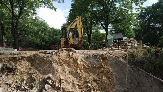 Огромна сиенитна скала е надвиснала над Професионална гимназия по вътрешна