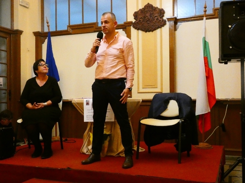 Ломчанин издаде стихосбирка приходите от която да отидат за изграждането