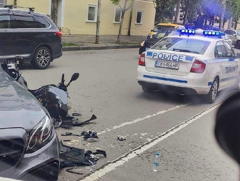Мерцедес удари моторист на бул Васил Левски и Дондуков в