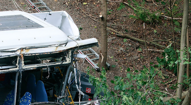 Най малко 24 човека включително 11 деца са загинали след като