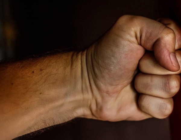 19 годишен младеж преби съседите си баща и дъщеря в Петрич