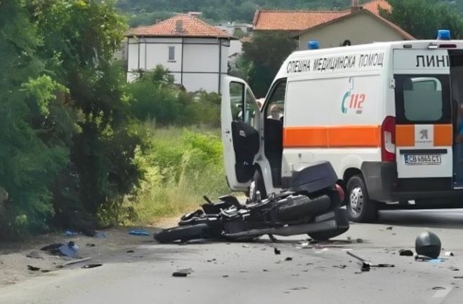 Високата скорост не прощава! Мъж падна с мотора си във Врачанско, рани себе си и пътничка