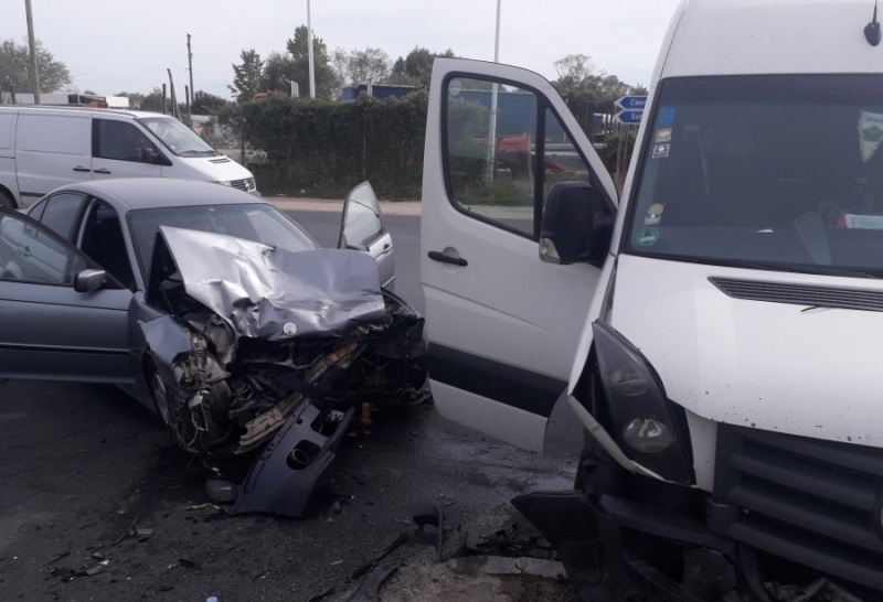 Пиян шофьор е блъснал кола със служебния си бус в