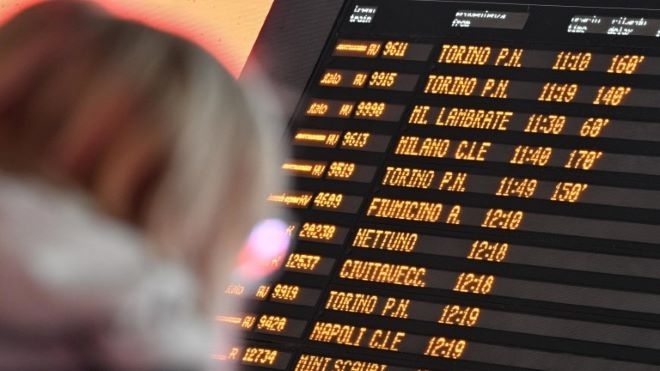Трафикът по две от основните железопътни линии в Италия беше