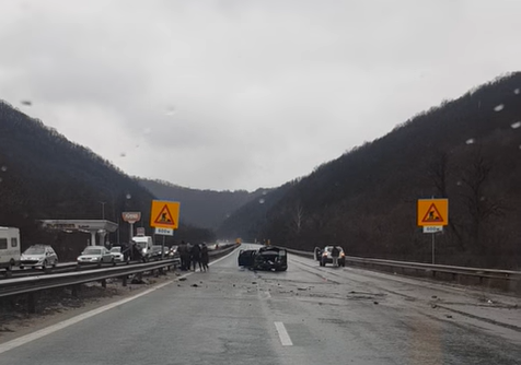 Катастрофа затруднява трафика по АМ Хемус край Ботевград научи агенция