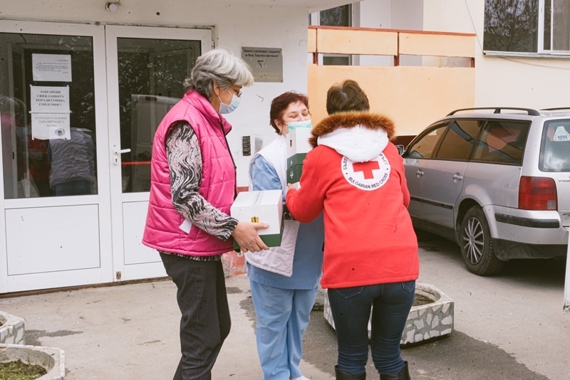В БЧК Мездра постъпиха първите дарения в рамките на