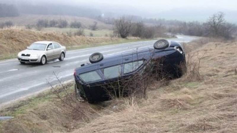 Мъж загина а 18 годишен младеж е тежко ранен при катастрофа в