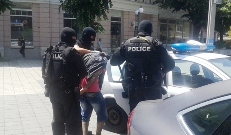 Полицаи са хванали мъж с наркотици в Бяла Слатина след