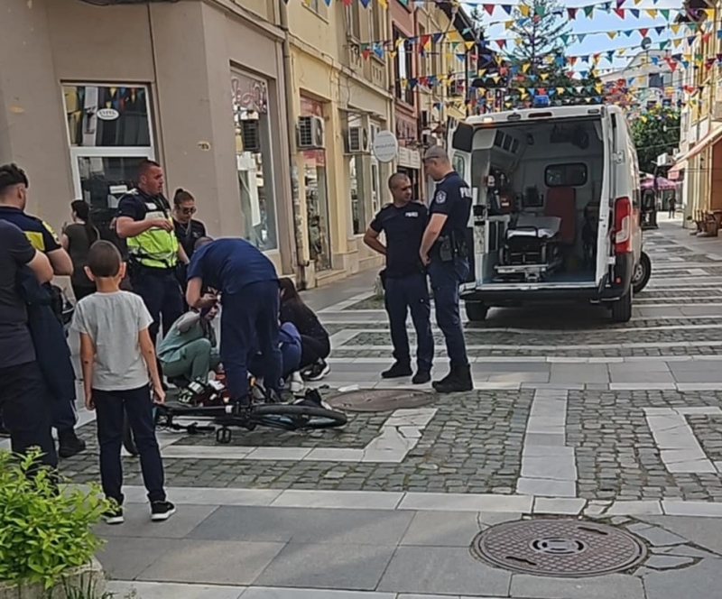 Извънредно! Дете с колело се удари в колата на полицай във Враца, линейка лети към болницата /снимки/
