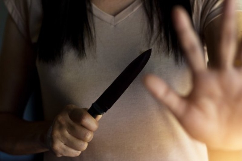 Жената е заплашвала мъжа си с нож при кървавата свада