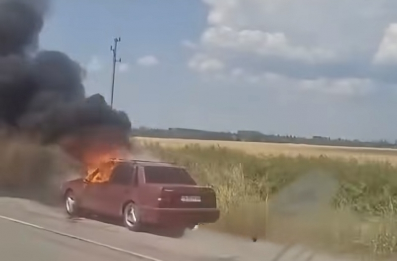 Кола избухна в пламъци на АМ „Хемус“, блокира движението към София /снимки/