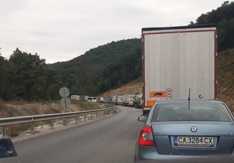 Аварирал ТИР затруднява движението по Е-79 между Враца и Ботевград,